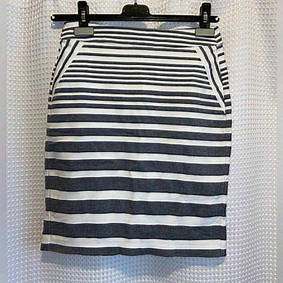 Women’s Le chateau gray and white striped‎ stretchy mini pencil skirt size 1/2 - Picture 1 of 8